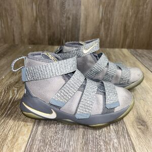Nike Lebron Soldier Gray Platinum Youth Size 10.5C 918368-010 Basketball Shoes